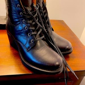 Frye Sabrina combat boot size 8
